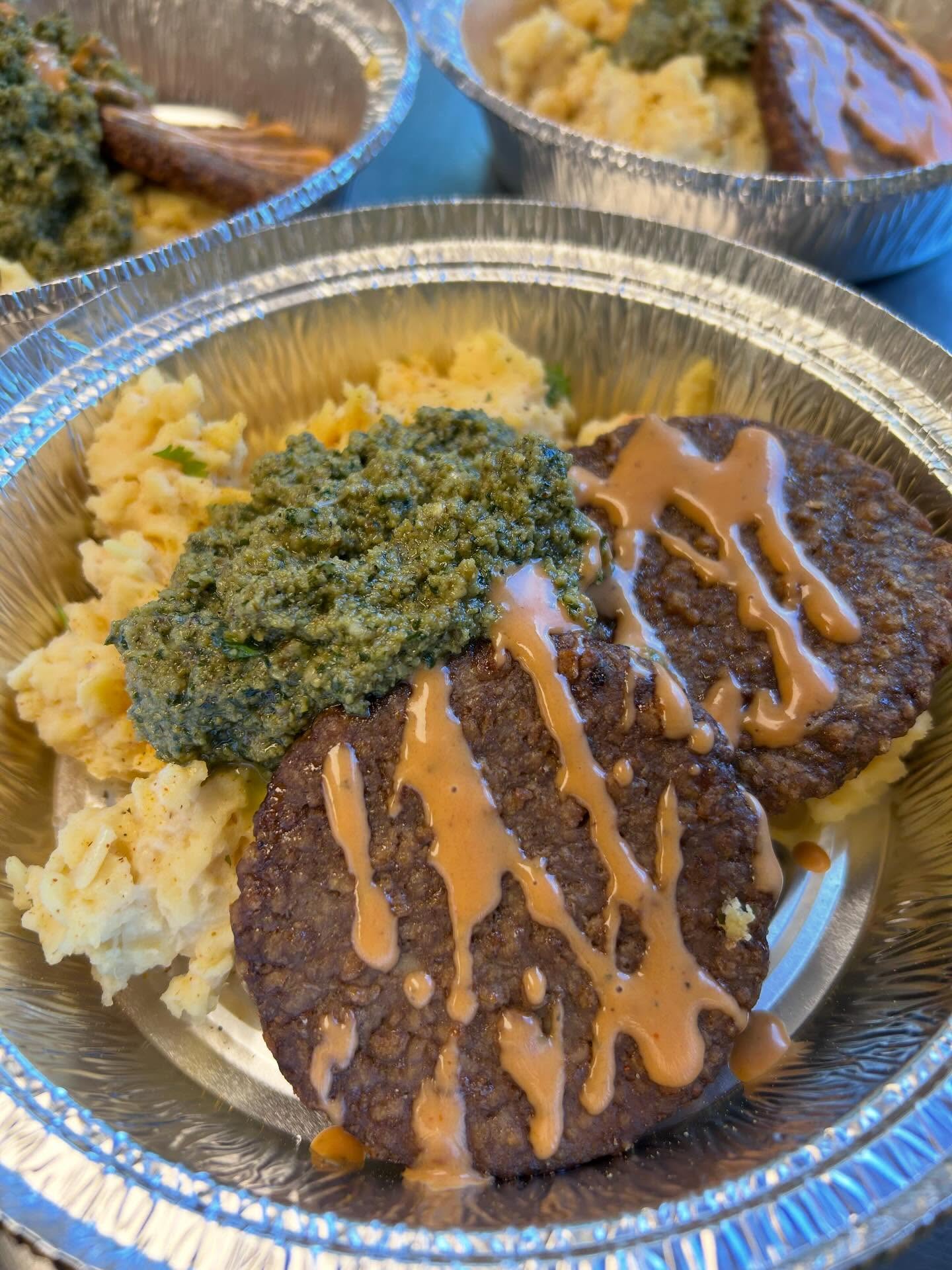 Zoe made a delicious batch of local walnut pesto!

✨ Pictured ✨ Chick pea mashed potatoes, Jackfruit Patties and House Pesto. (GF)

Flavor 🌱 Love 🌱 Vegan 🌱