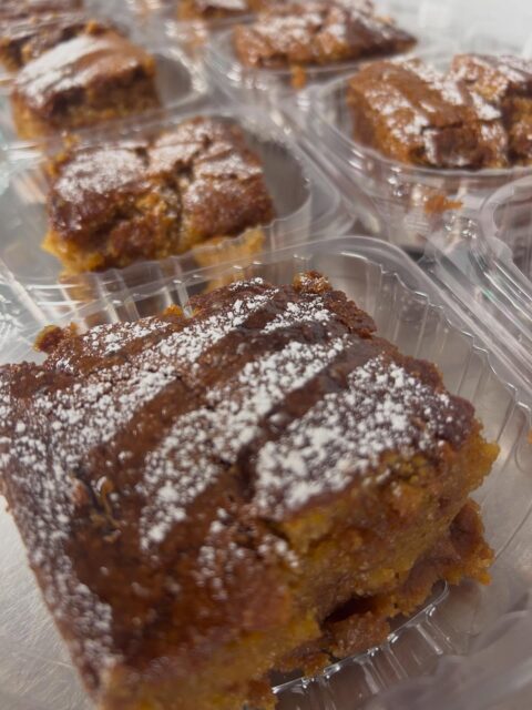 ✨Available today✨ 
Organic Ginger bread pound cake *made with fresh ginger pulp and almond flour 🌱 

Organic pumpkin spice cinnamon rolls 🌱

#plantbased #dairyfree #vegan #love